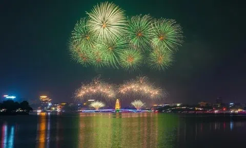 Rực rỡ màn pháo hoa mừng ngày Giỗ Tổ Hùng Vương