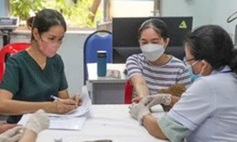 Người trên 65 tuổi đã mua BHYT hộ gia đình, có được hoàn tiền?