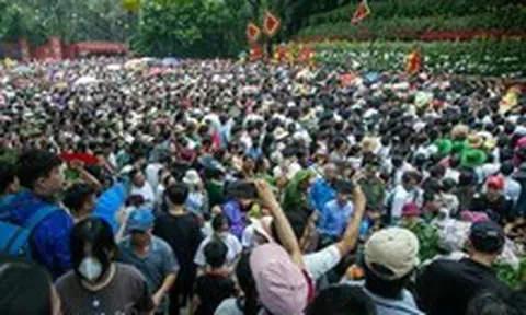 Biển người về Đền Hùng ngày giỗ Tổ Hùng Vương