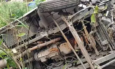 Hiện trường vụ xe khách chở 25 người lao xuống vực sâu ở Sơn La