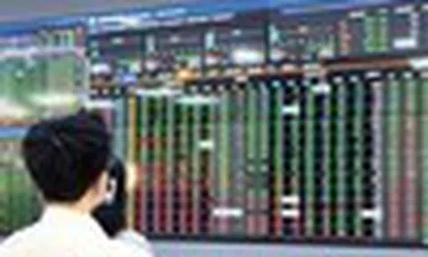 Giữ tiền mặt đón cơ hội giải ngân