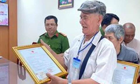 Cụ ông 77 tuổi vỡ òa khi lần đầu làm giấy khai sinh, căn cước