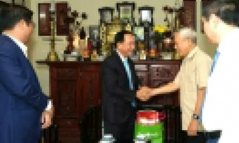 Trưởng Ban Tuyên giáo và Dân vận TƯ tặng quà gia đình chính sách Huế