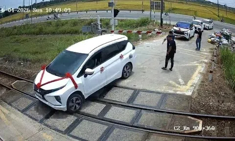 Mượn xe em vợ đi đám cưới, cố tình vượt rào chắn đường sắt lúc đèn đỏ