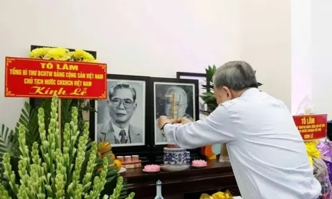 Tổng Bí thư, Chủ tịch nước dâng hương tưởng nhớ các lãnh đạo tiền bối