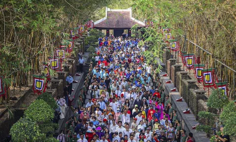 Lãnh đạo, người dân TP.HCM dâng hương giỗ Tổ Hùng Vương