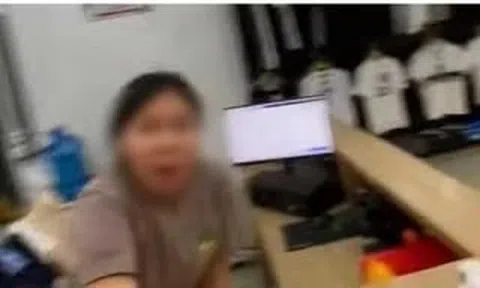 Nữ nhân viên shop thời trang ném giày vào mặt khách Tây