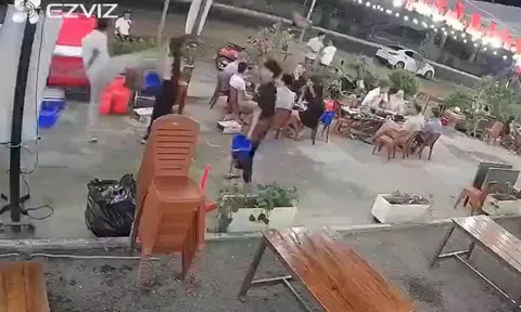 Người đàn ông đá vào mặt, đánh túi bụi phụ nữ tại quán nhậu