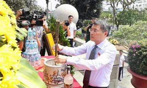 Thủ tướng Lê Minh Hưng dâng hương tại Đài tưởng niệm các Anh hùng liệt sỹ thành phố Hải Phòng