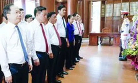 Thường trực Ban Bí thư Trần Cẩm Tú dâng hương tưởng niệm Chủ tịch Hồ Chí Minh