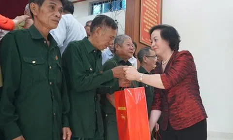 Phó Thủ tướng Phạm Thị Thanh Trà tặng quà cho người có công tại Lào Cai