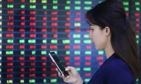 Nhà đầu tư chứng khoán chốt lời mạnh trước nghỉ lễ