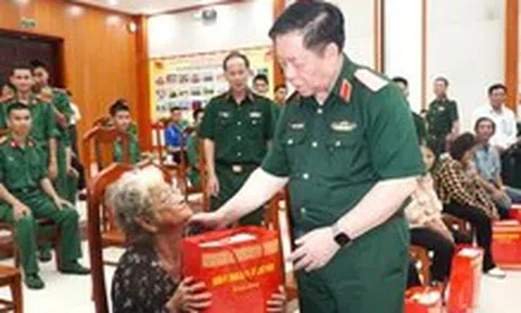 Đại tướng Nguyễn Trọng Nghĩa tặng quà các gia đình  chính sách, hộ nghèo ở Khánh Hòa