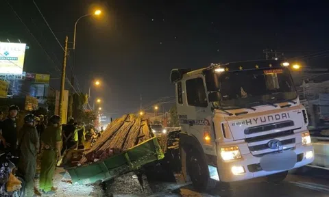 Xe đầu kéo chở thép đè bẹp xe máy