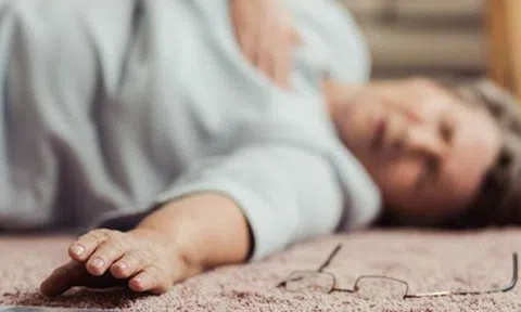 Người phụ nữ 48 tuổi tử vong do ho quá nhiều, bác sĩ cảnh báo 4 kiểu ho phổi đang "kêu cứu"