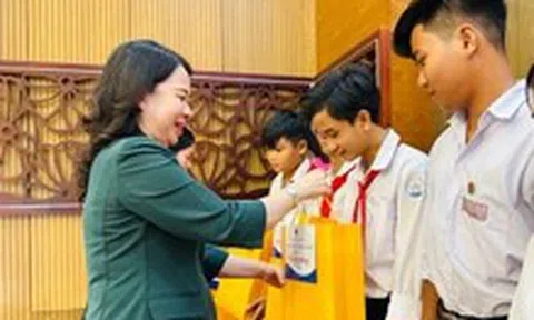 Phó chủ tịch nước Võ Thị Ánh Xuân thăm, tặng quà gia đình chính sách, công nhân lao động Đồng Tháp