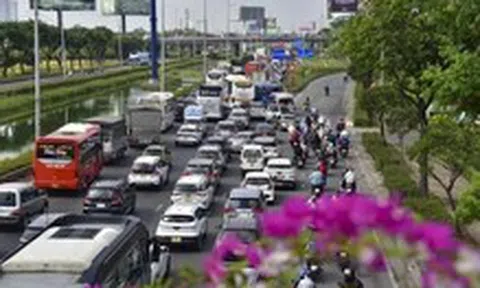 Người dân tiếp tục rời TP.HCM đi du lịch, cửa ngõ phía tây ùn tắc
