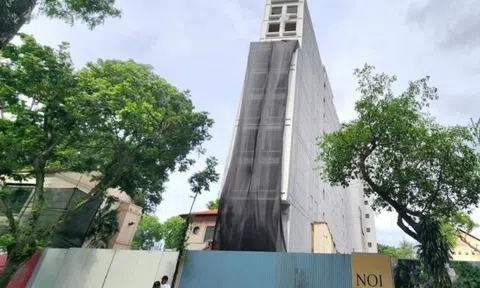 Quây rào chuẩn bị dỡ khách sạn 9 tầng sát hồ Hoàn Kiếm