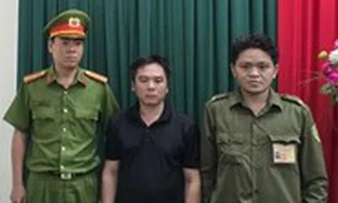 Cướp xong thấy hối hận nên nhờ tài xế xe ôm trả lại điện thoại cho cô gái