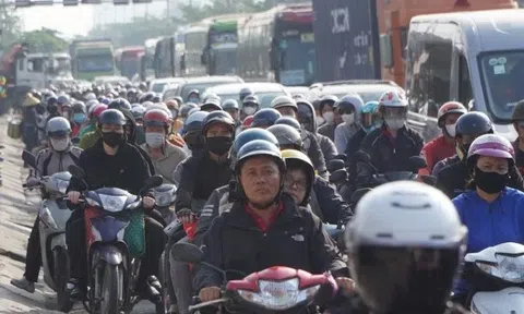 Người dân ùn ùn rời TP.HCM đi nghỉ lễ