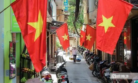 Hà Nội rực đỏ chào mừng 51 năm Ngày Giải phóng miền Nam