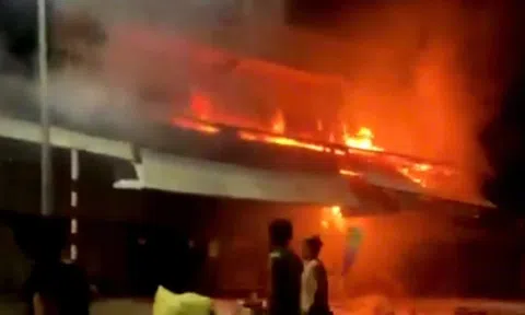 Cháy vựa phế liệu trong đêm