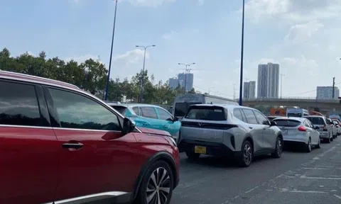 Kẹt xe hơn 10 km ở TP.HCM, phương tiện xếp hàng giữa nắng nóng