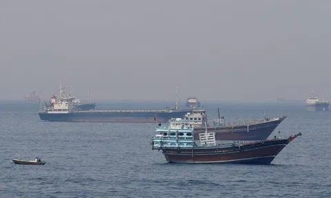 Thế bế tắc tại eo biển Hormuz khiến 20.000 thuyền viên mắc kẹt trên các tàu hàng