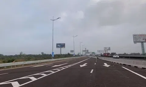 Dừng xe trên cao tốc đi vệ sinh, bị ôtô khách đâm tử vong tại chỗ