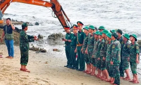 Trục vớt khối thép khổng lồ nghi xe tăng ở bãi biển Quy Nhơn