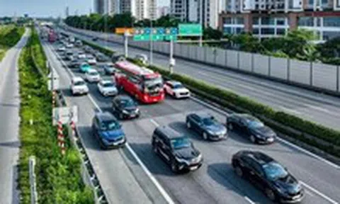 Xe cộ bắt đầu dồn về các cửa ngõ Hà Nội, nội đô vẫn thông thoáng