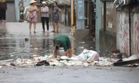 Mưa đầu mùa chợ Thủ Đức ngập, TP.HCM sẽ giải quyết dứt điểm