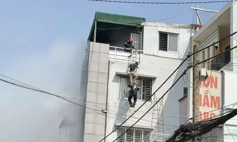 Cứu hộ đu thang dây giải cứu nạn nhân vụ cháy nhà ở TP.HCM