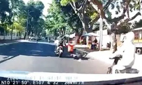 Đang chạy xe máy, người đàn ông bị đập vào đầu, ngã xuống đường