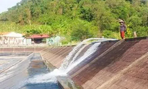 Dùng sà lan chở 23.000m³ nước ngọt 'giải tỏa cơn khát' cho dân đảo Hải Tặc