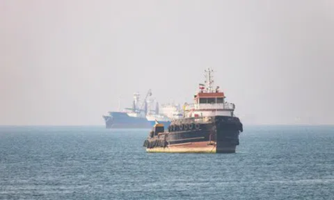 Mỹ tổ chức chiến dịch nhằm tái mở cửa Hormuz, Iran không kích tàu thuyền, cảng của UAE
