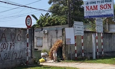 Bức tường ngăn cách khu công nghiệp ở TP.HCM bị phá dỡ