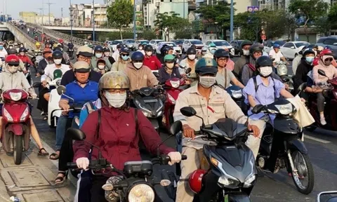 Người dân đổ về TP.HCM sau nghỉ lễ