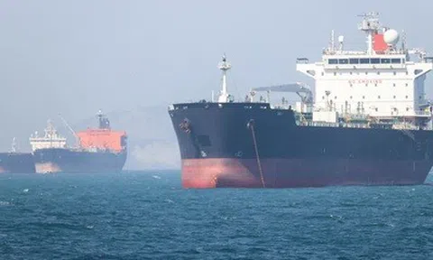 Mỹ tạm dừng chiến dịch hộ tống tàu qua eo biển Hormuz