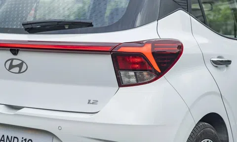 Xe xăng giá rẻ chật vật trước sức ép điện hóa