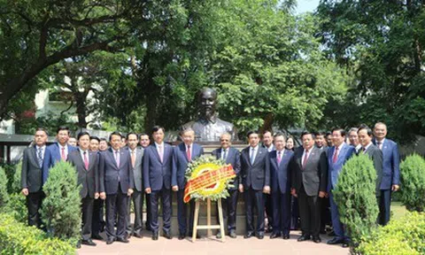 Tổng Bí thư, Chủ tịch nước Tô Lâm đặt vòng hoa tại tượng Bác Hồ ở Ấn Độ