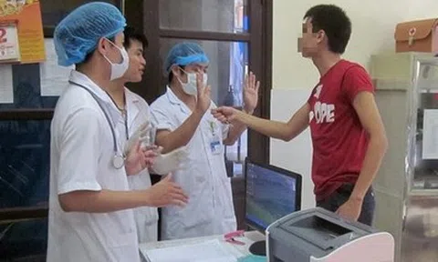 Từ ngày 15/5, hành hung nhân viên y tế có thể bị phạt tới 40 triệu đồng