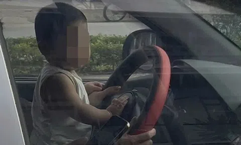 Nữ tài xế để trẻ nhỏ cầm vô lăng khi xe đang chạy