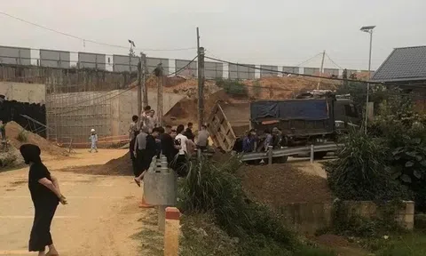 Xe tải đổ nghiêng đè bé 7 tuổi tử vong