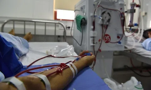 Người đàn ông trẻ suy thận như cụ ông 80 tuổi vì duy trì thói quen ăn tối "cực hại"