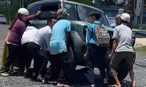 Khiêng ôtô cứu nữ sinh mắc kẹt dưới gầm xe
