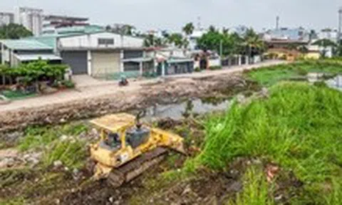 2,7km vành đai 2 TP.HCM tái khởi động, máy móc rầm rộ sau hơn 5 năm chờ đợi