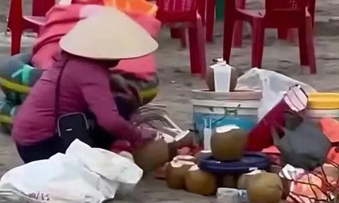 Cấm kinh doanh người gom nước dừa thừa ở bãi biển