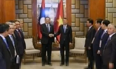 Thủ tướng Lào và Việt Nam trao đổi thắt chặt hợp tác song phương