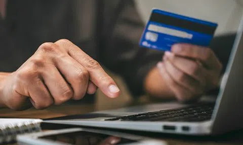 Nhận tiền chuyển khoản nhầm: Đừng vội tiêu nếu không muốn “rước họa”